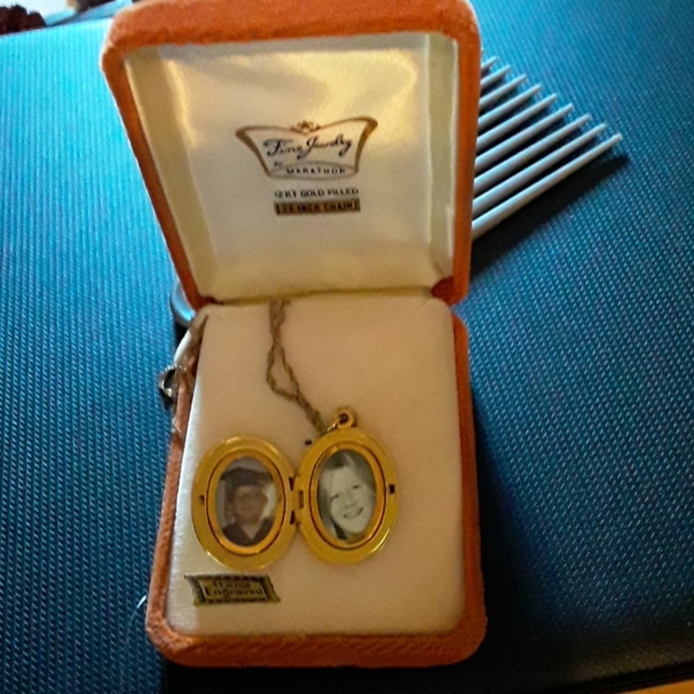 Gold Locket - Picture 2 of 2